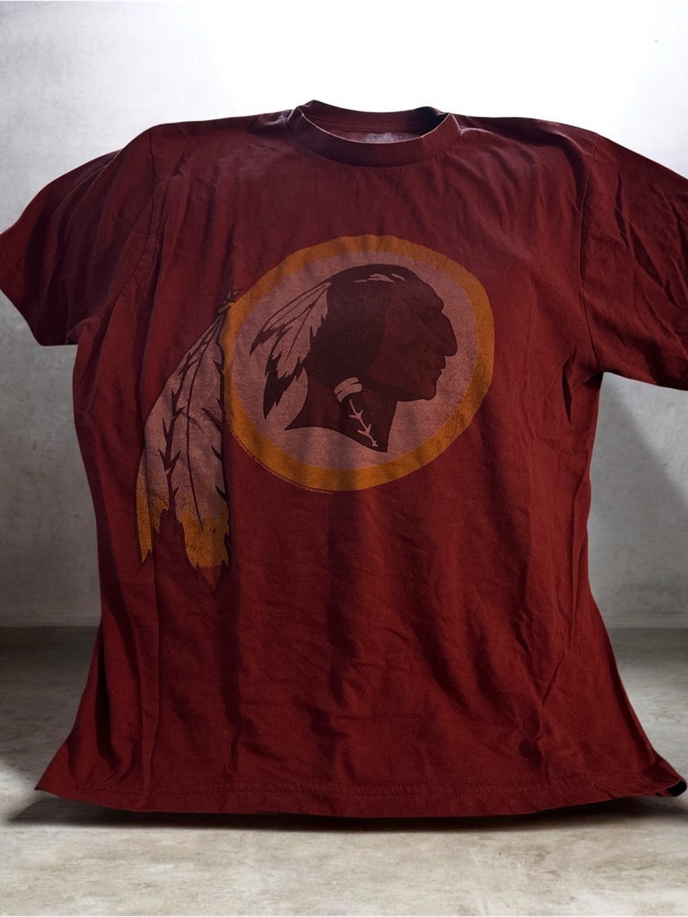 Y2K 2009 M Washington Redskins NFL tee with collectible helmet